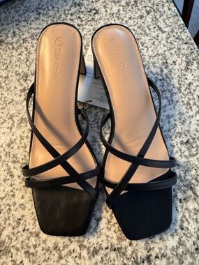 The Drop Women's Black Crisscross Square-Toe Heeled Sandals